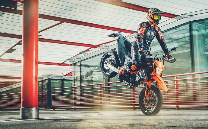 KTM 690 SMC R 2021 Action2