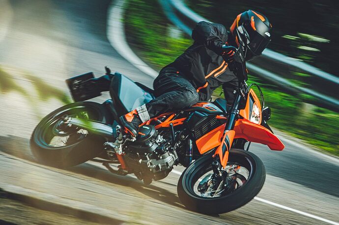 KTM 690 SMC R 2021 Action