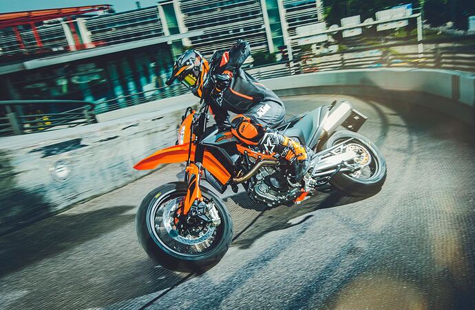 KTM 690 SMC R 2021 Action3