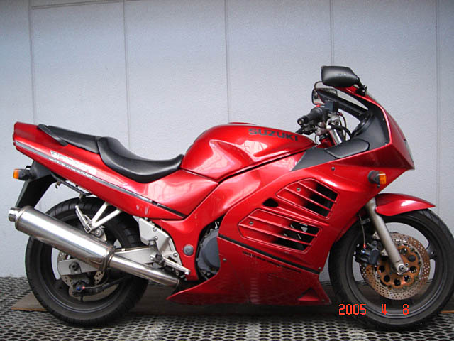 475708-Suzuki RF400.jpg