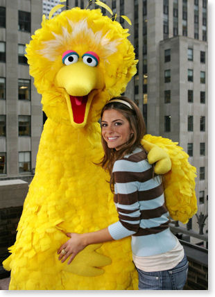 maria_menounos_big_bird_01-748975.jpg