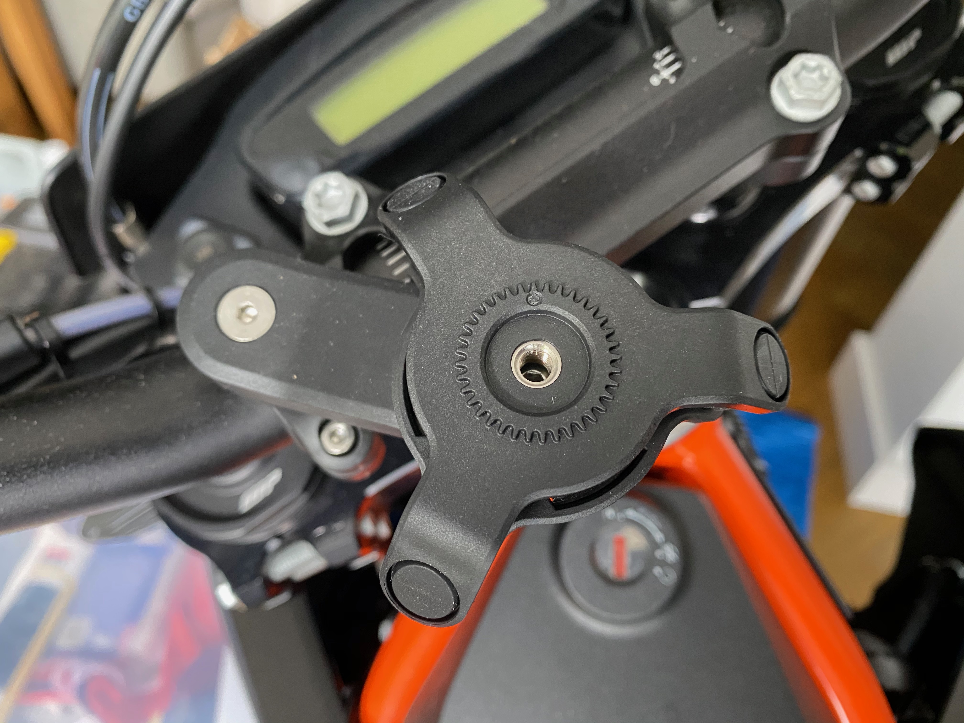 quad lock motorcycle wireless charging